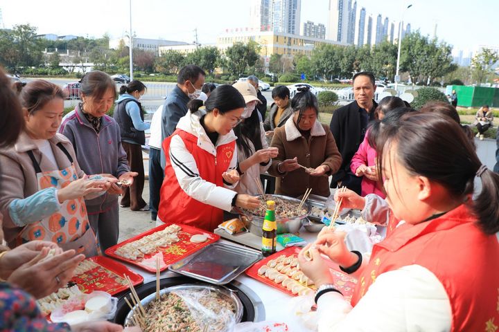 居民們一起包餃子。
