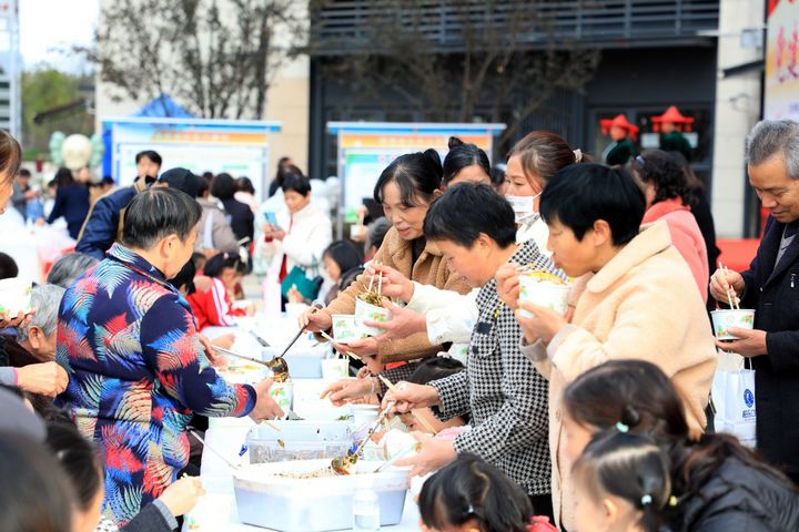 居民一起品嘗餃子 。