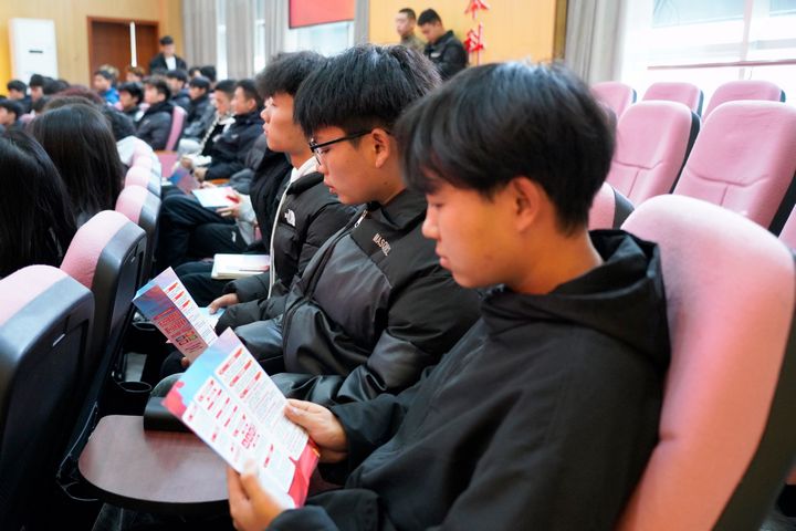 同学们翻看观山湖区征兵宣传手册。