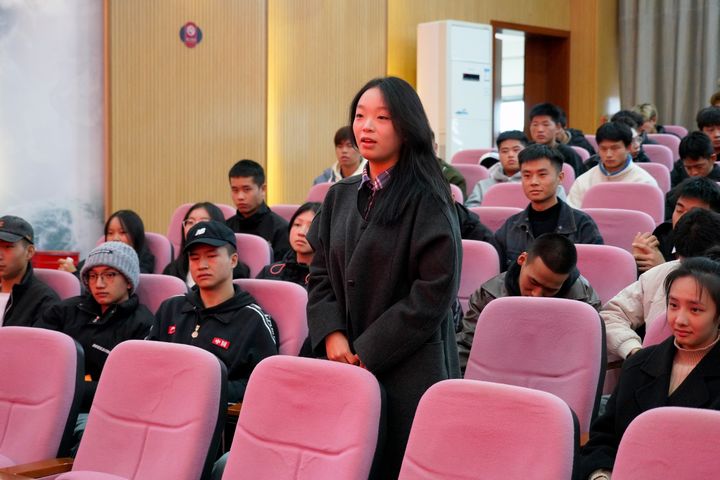同学咨询相关征兵政策。