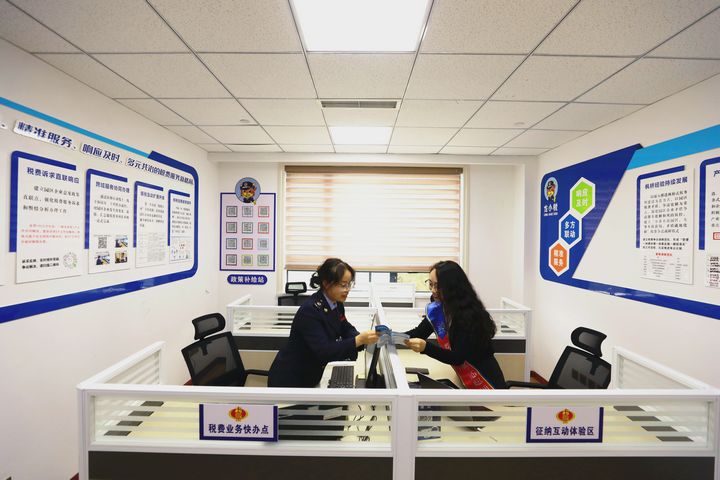 向纳税人讲解“银税互动“政策。