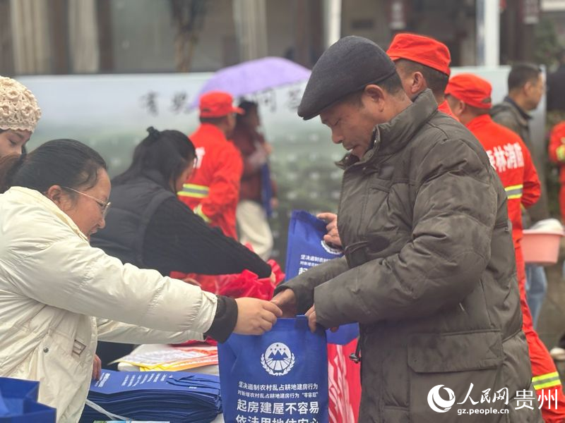 活动现场发放科普宣传册。人民网记者 高华摄