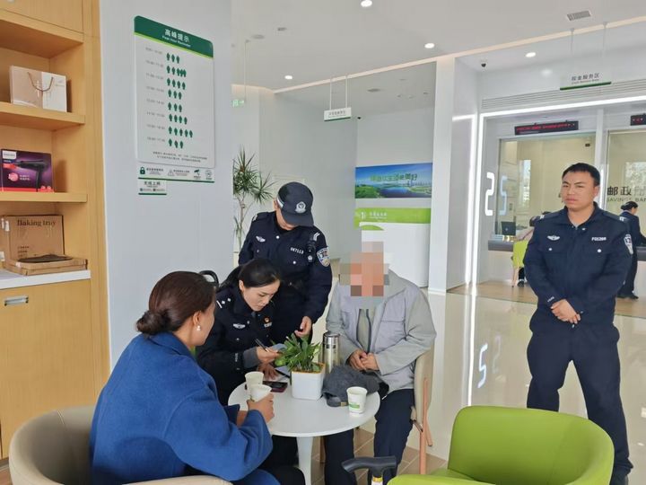 银警协同向老人讲解电信诈骗相关预防措施。