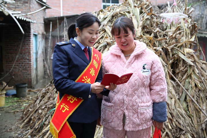 毕节市税务局巾帼普法志愿者到七星关区八寨镇开展“巾帼普法乡村行 宪法进农村”活动，为妇女村民宣传宪法知识和妇女权益保障知识。郑婷摄