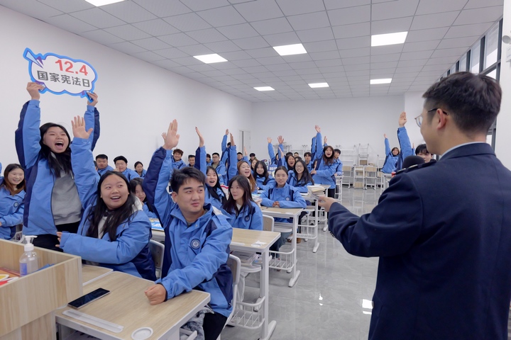 12月4日，毕节高新区税务局联合毕节工业职业技术学院社会服务系物业管理班师生共同开展“宪法护航成长，税法点亮未来”普法宣传活动。杨蝶摄