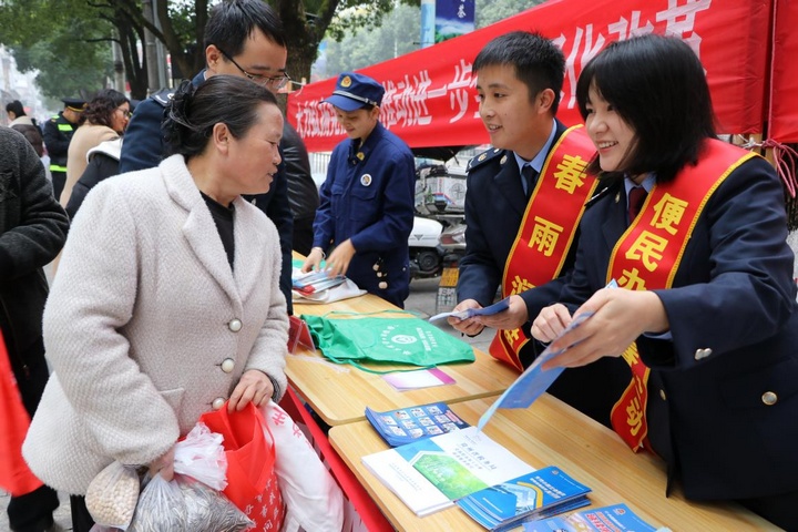 丹寨县税务局开展“税悦相随 ‘宪’在出发”主题集中宣传活动。