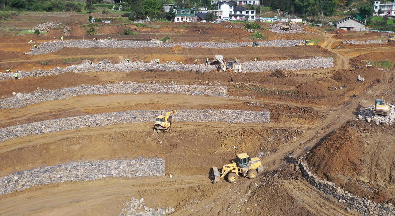 仁怀市茅台镇青草坝村高标准农田建设现场。