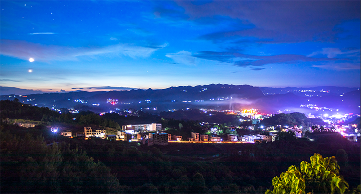 灯火通明的马场夜景。