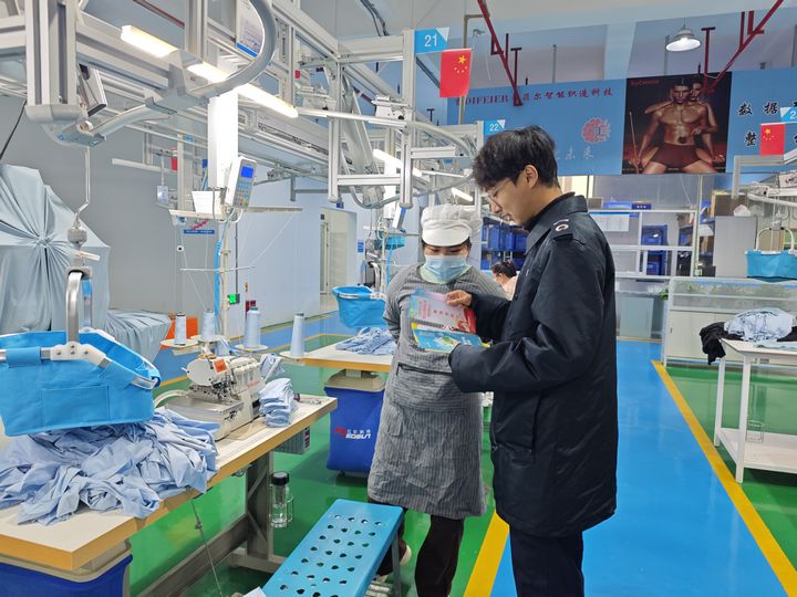 三都税费志愿服务队深入企业一线宣讲政策。