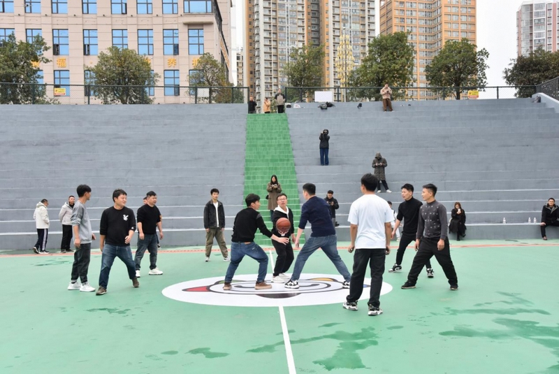 3 圖為一場群眾籃球賽正在盤州市亦資街道籃球場進行