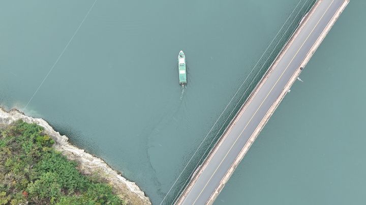 劍河縣水上交通執法人員在進行水上巡邏檢查劍河縣水上交通執法人員在進行水上巡邏檢查。