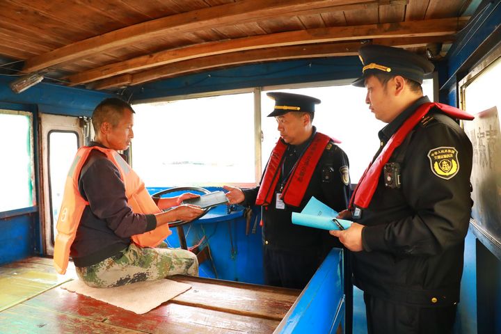 劍河縣水上交通執法工作人員在進行例行檢查與安全知識科普。