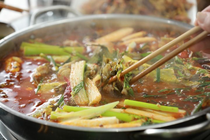 食客們正在夾菜。張碧桃攝