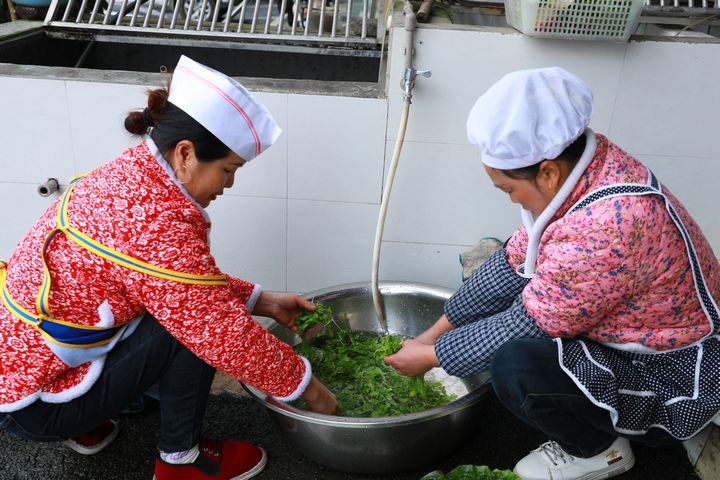 店員正在洗菜。謝達意攝