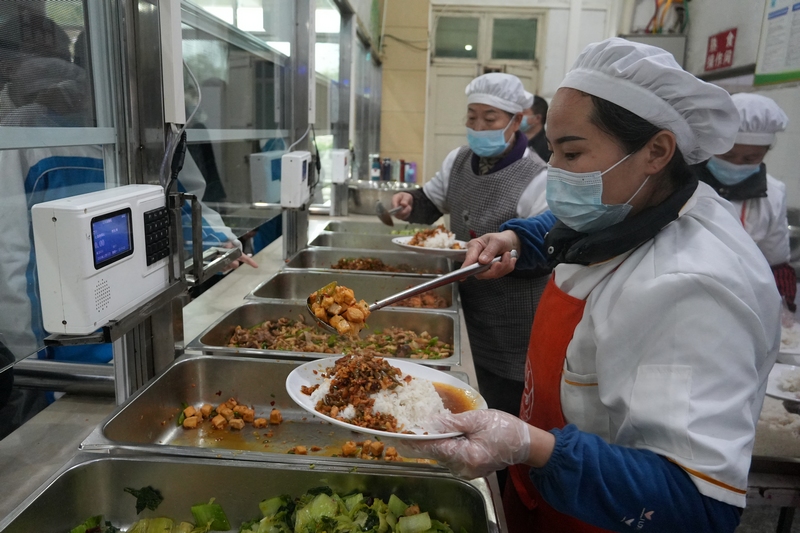 食堂准备的午餐（刘汉滨摄）
