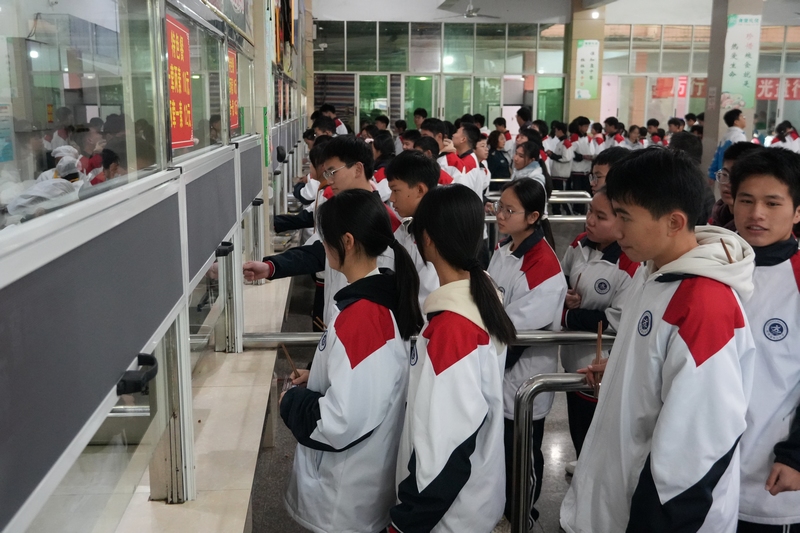 就餐排队（刘汉滨摄）
