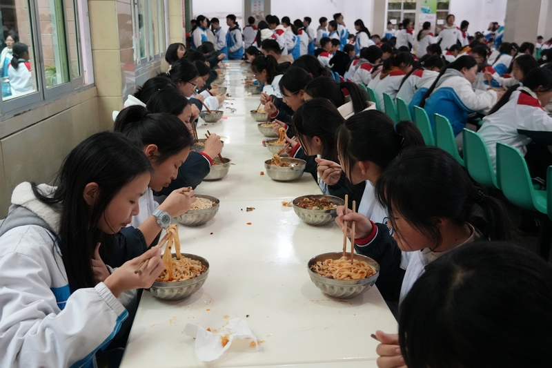 学生正在就餐1（刘汉滨摄）