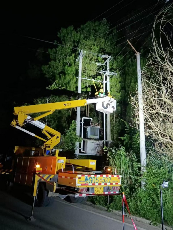 紫雲供電局工作人員開展夜間帶電作業投運工作。.jpg