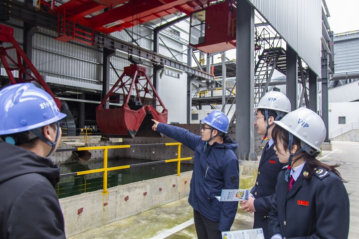 兴义市税务局人员到贵州旺城矿业有限公司了解项目建设情况，并为企业宣传讲解适用税费政策、解答涉税疑难问题。张松摄