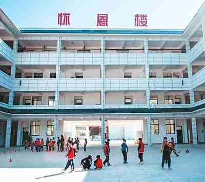 学生们在从江县大歹小学教学楼后的空地上体育课。新华社记者 陶 亮摄