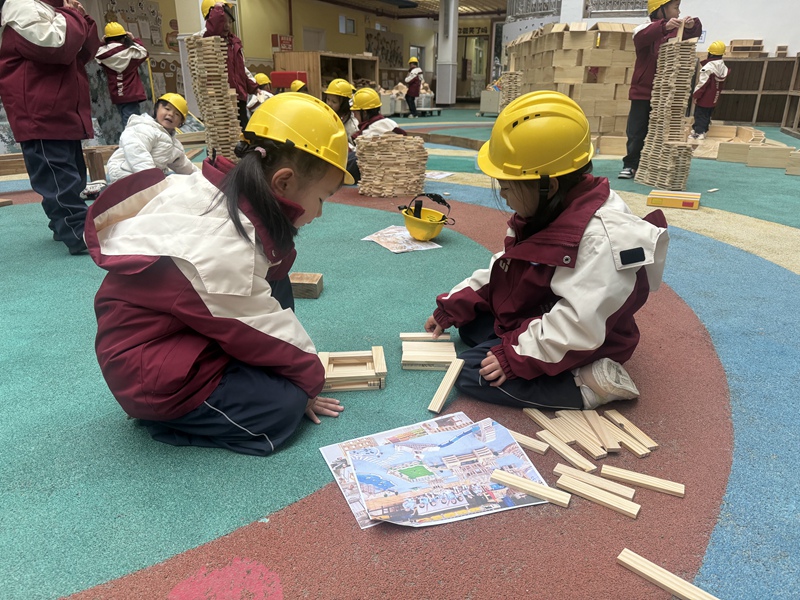 幼兒園的孩子們正在搭積木   劉吉  攝