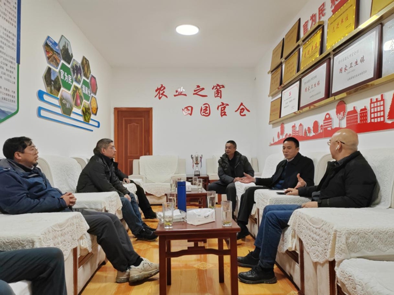 3、座谈。