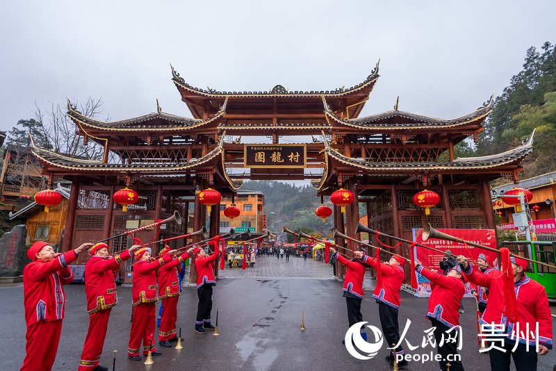 2月3日，印江团龙村“幸福土家过赶年”活动现场，村民吹唢呐迎客。人民网记者 涂敏摄