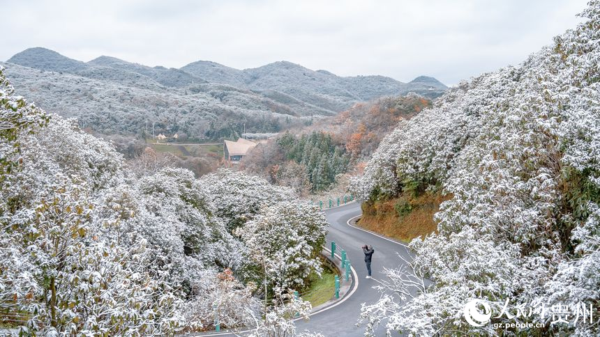 游客在景区内拍摄雪景。人民网记者 涂敏摄