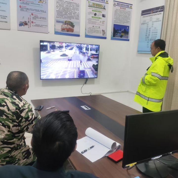驾驶人在训诫室学习。