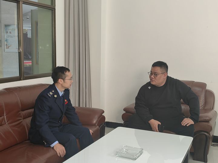 长顺县税务局工作人员上门辅导企业享受政策。