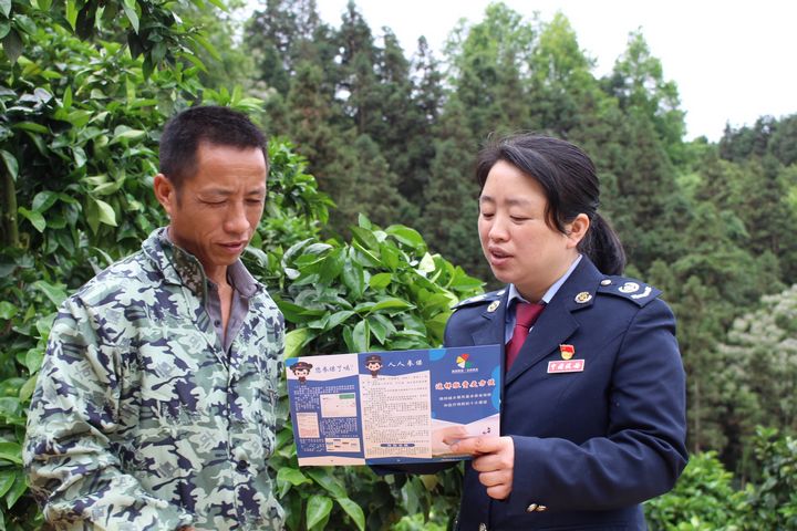 稅務人員深入田間地頭宣傳稅費政策。