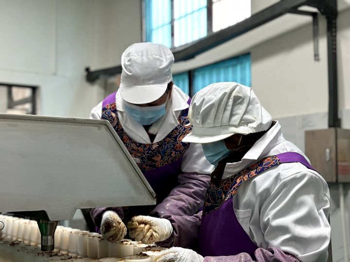 3、溫水牛肉干加工廠內，工人正在進行包裝操作。