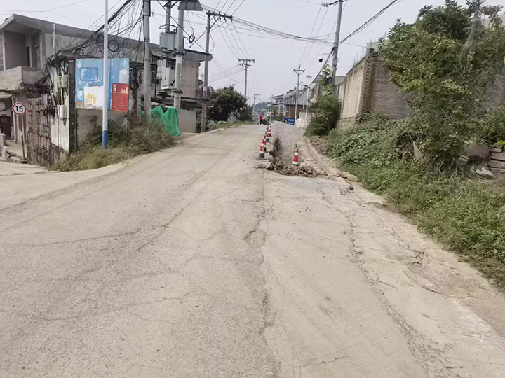 维修前的路况。