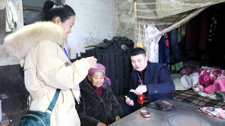 工作人员上门为老年人开展医保认证。