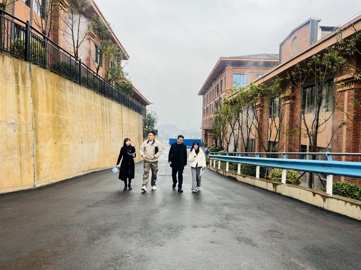 仁怀市行政审批中心工作人员入企了解当下生产情况。