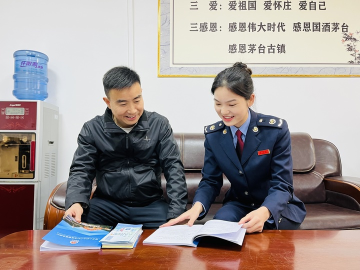 税务工作人员入企宣传政策。