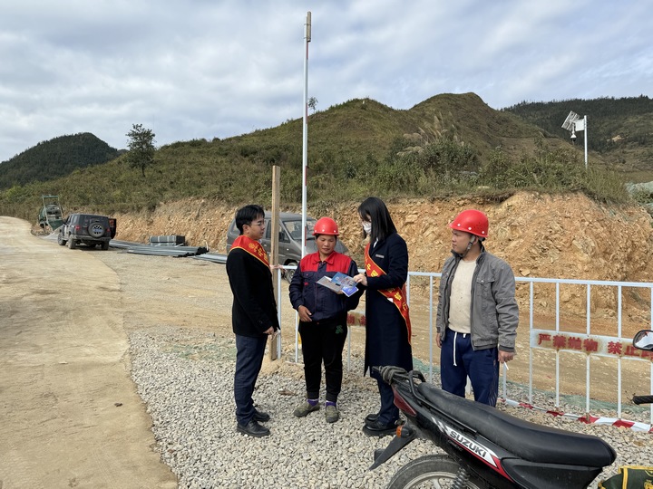 工行望谟支行深入望谟县麻山镇某光伏电站普及反诈骗金融知识。