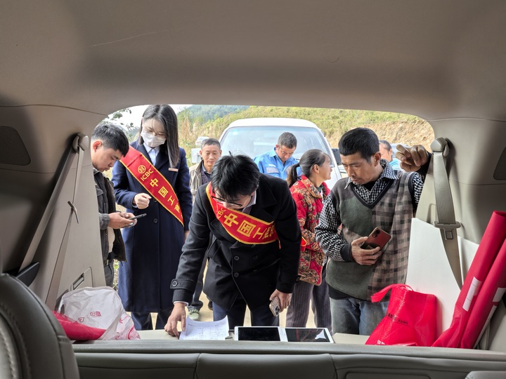 工行望谟支行深入望谟县麻山镇某光伏电站为工人办理银行卡。
