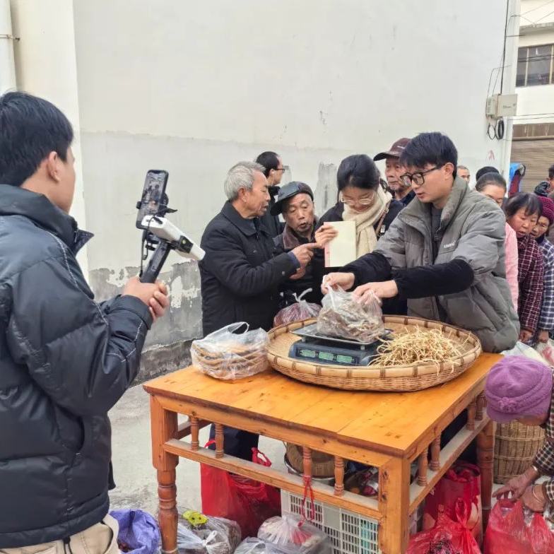 12月15日正是和平乡赶集日，该乡将市场搬到“网上”，通过直播带货，为当地的农特产品打开了线上销售新模式。