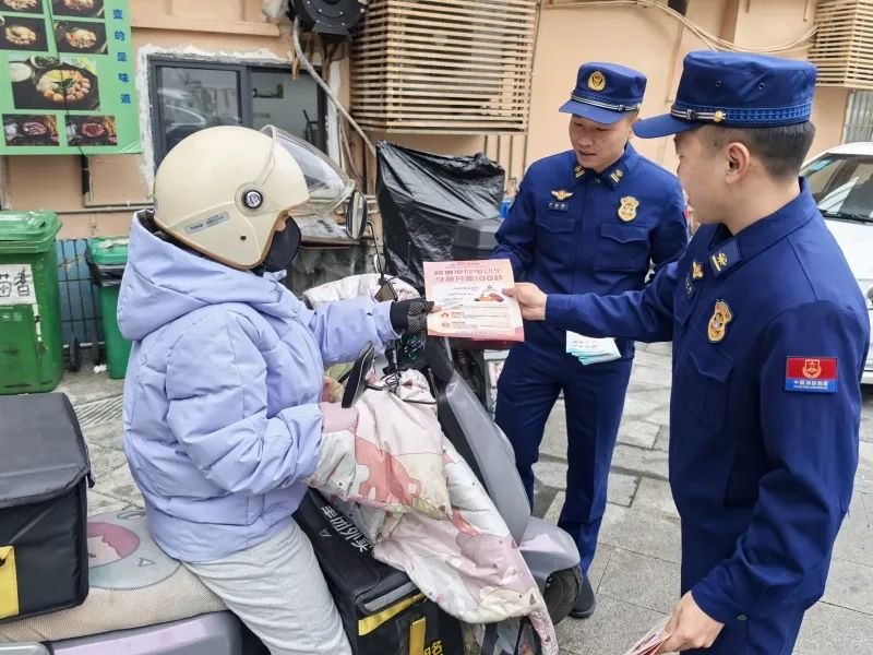 發放消防宣傳冊。