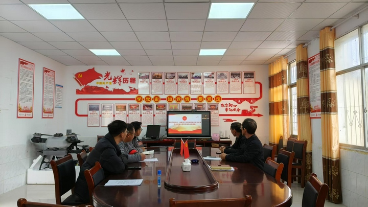 村支兩委開展理論學習。