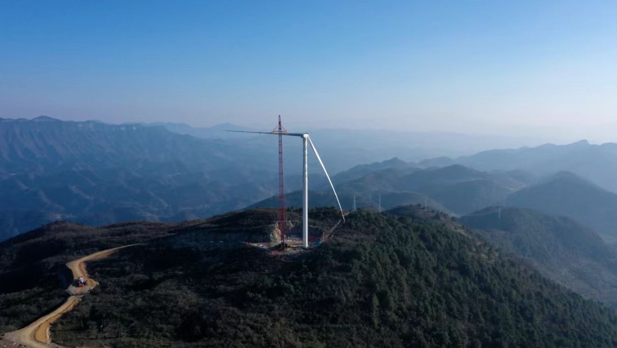 中寨风电场风力发电项目建设施工现场。