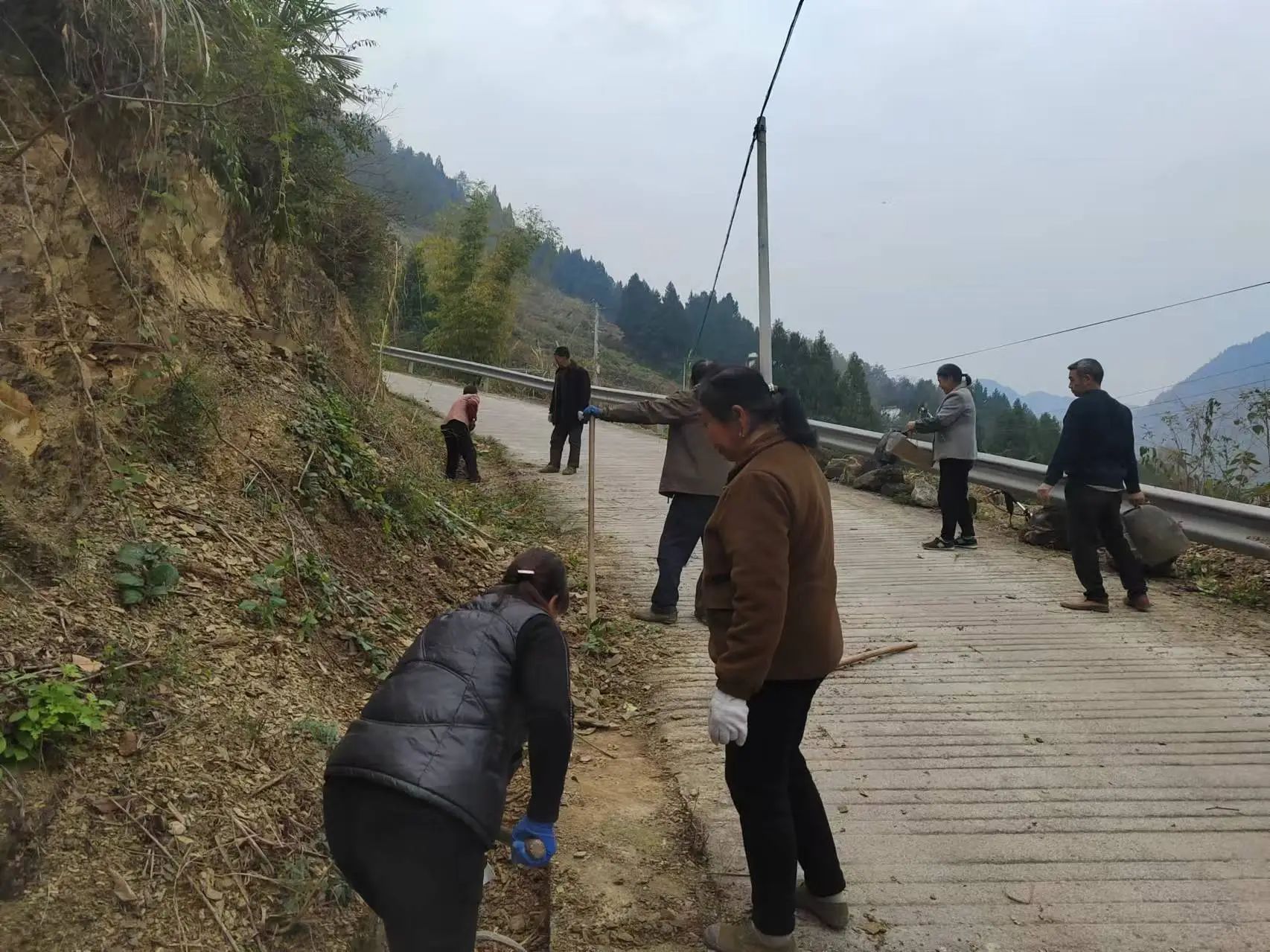 图为干群齐心，全面排查整治道路隐患，力筑平安出行路。