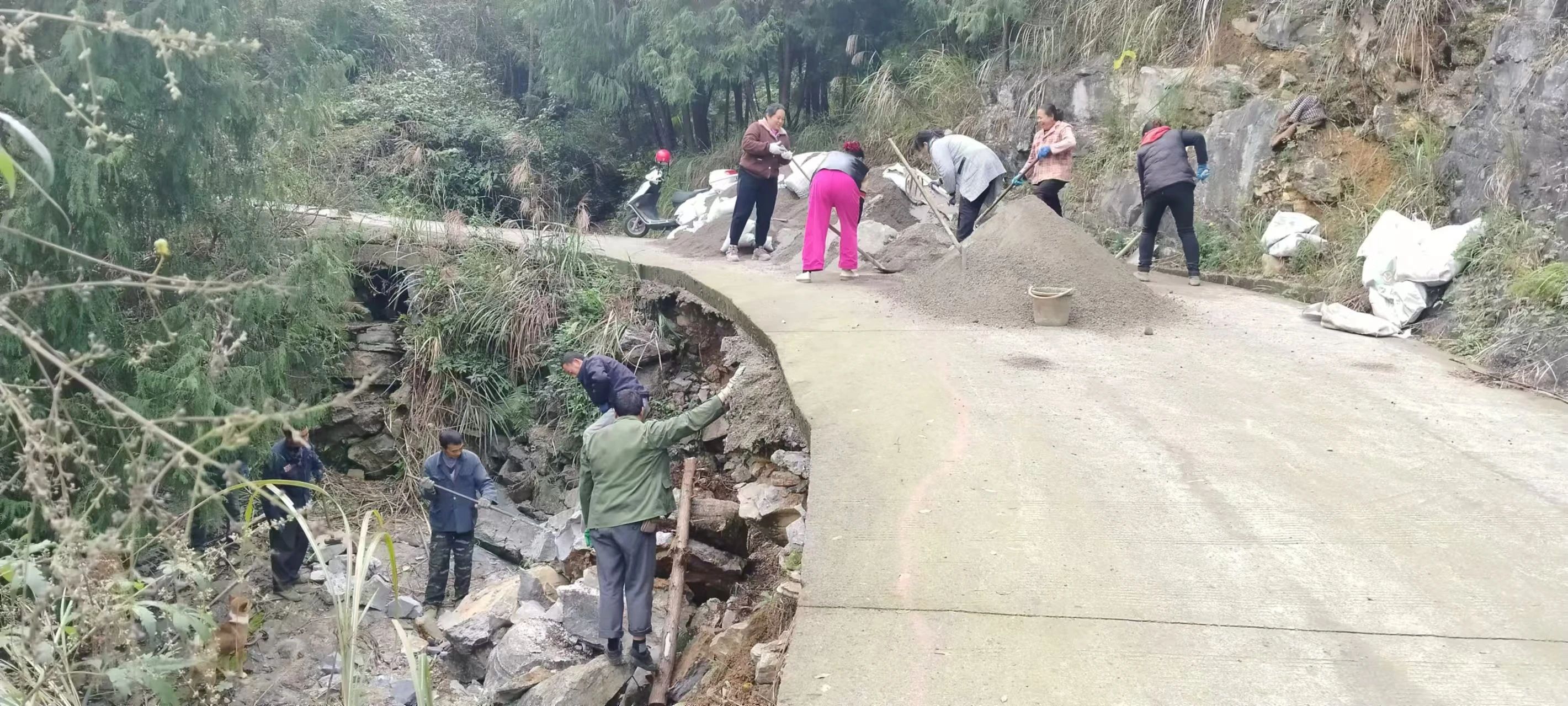 图为干群齐心，全面排查整治道路隐患，力筑平安出行路。