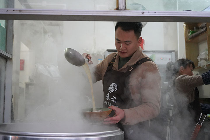 臨近冬至 金沙羊肉粉熱銷。