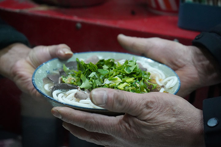 臨近冬至 金沙羊肉粉熱銷。