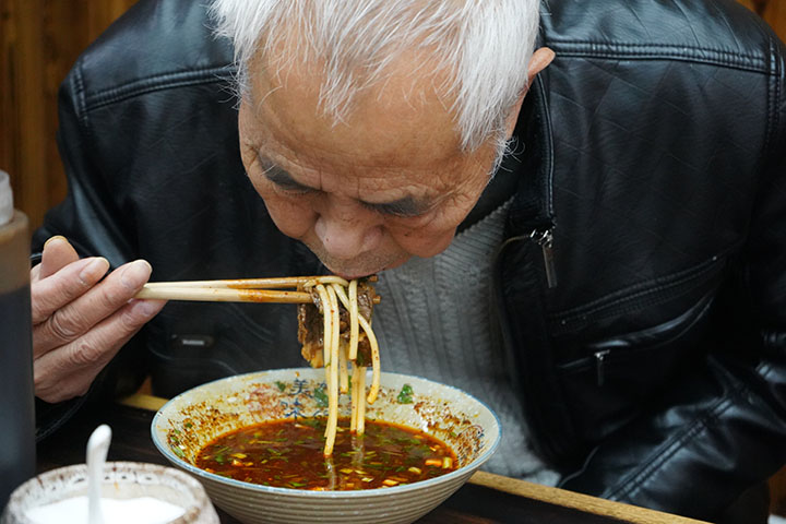 臨近冬至 金沙羊肉粉熱銷。
