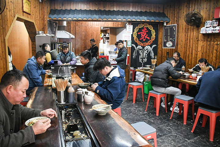 臨近冬至 金沙羊肉粉熱銷。