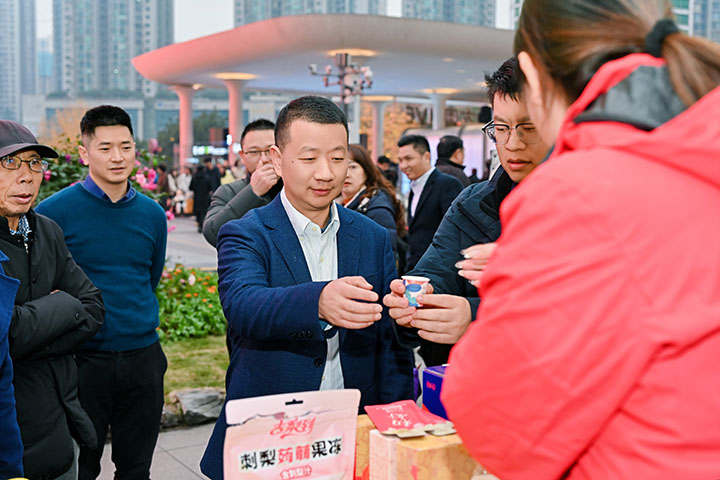 品鉴贵州刺梨产品。