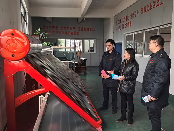 都匀市税务局“园区工作队”走访调研光伏企业。